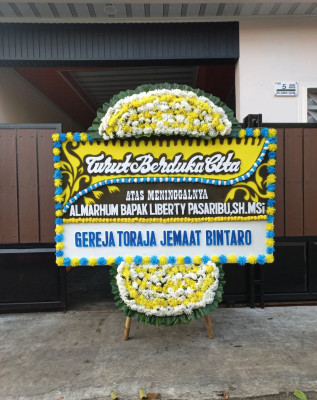 Papan Bunga Duka di Pematang